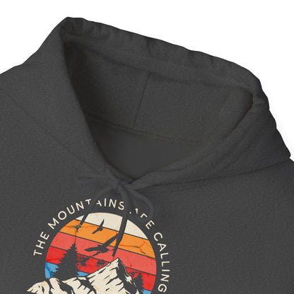 Felpa con scritta "The mountains are calling adventure"