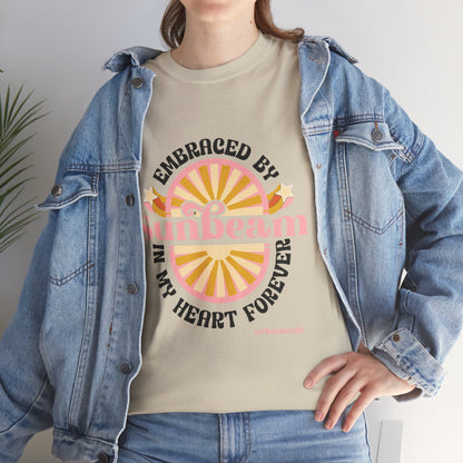 T-shirt con scritta "Embraced by sunbeam in my heart forever"