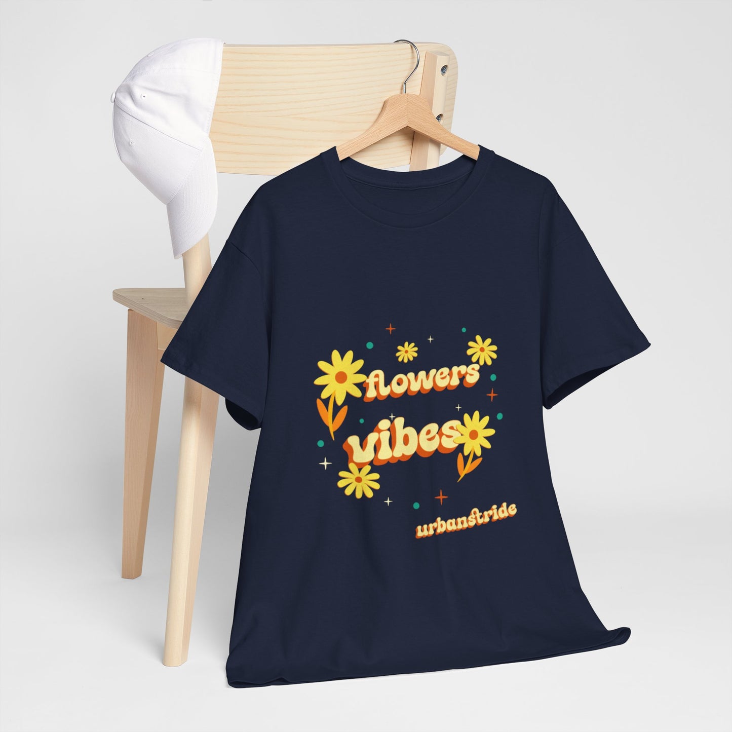 T-shirt con scritta "Flowers vibes"