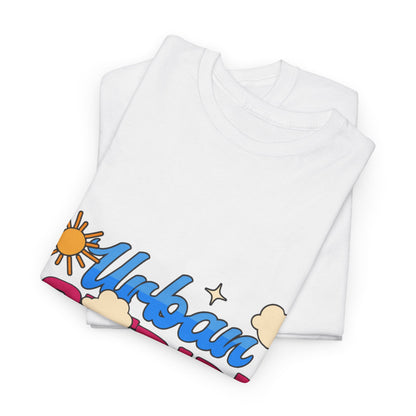 T-shirt con scritta "Urbanstride"al mare