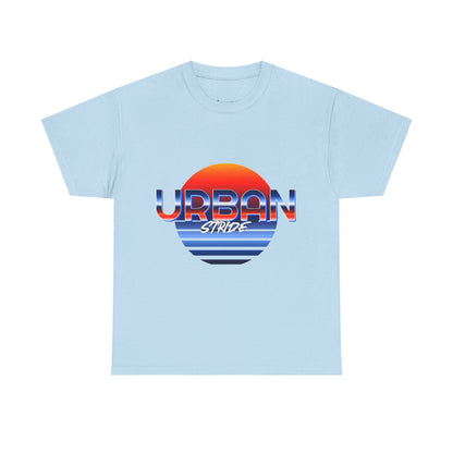 T-shirt con scritta "urbanstride" soleggiata