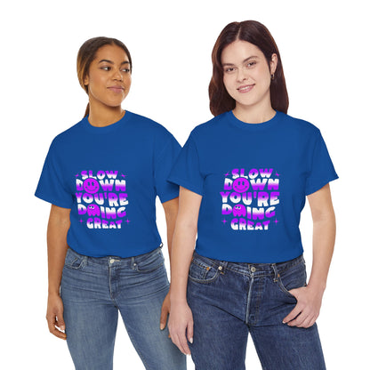 T-shirt con scritta "Slow down you doing great"