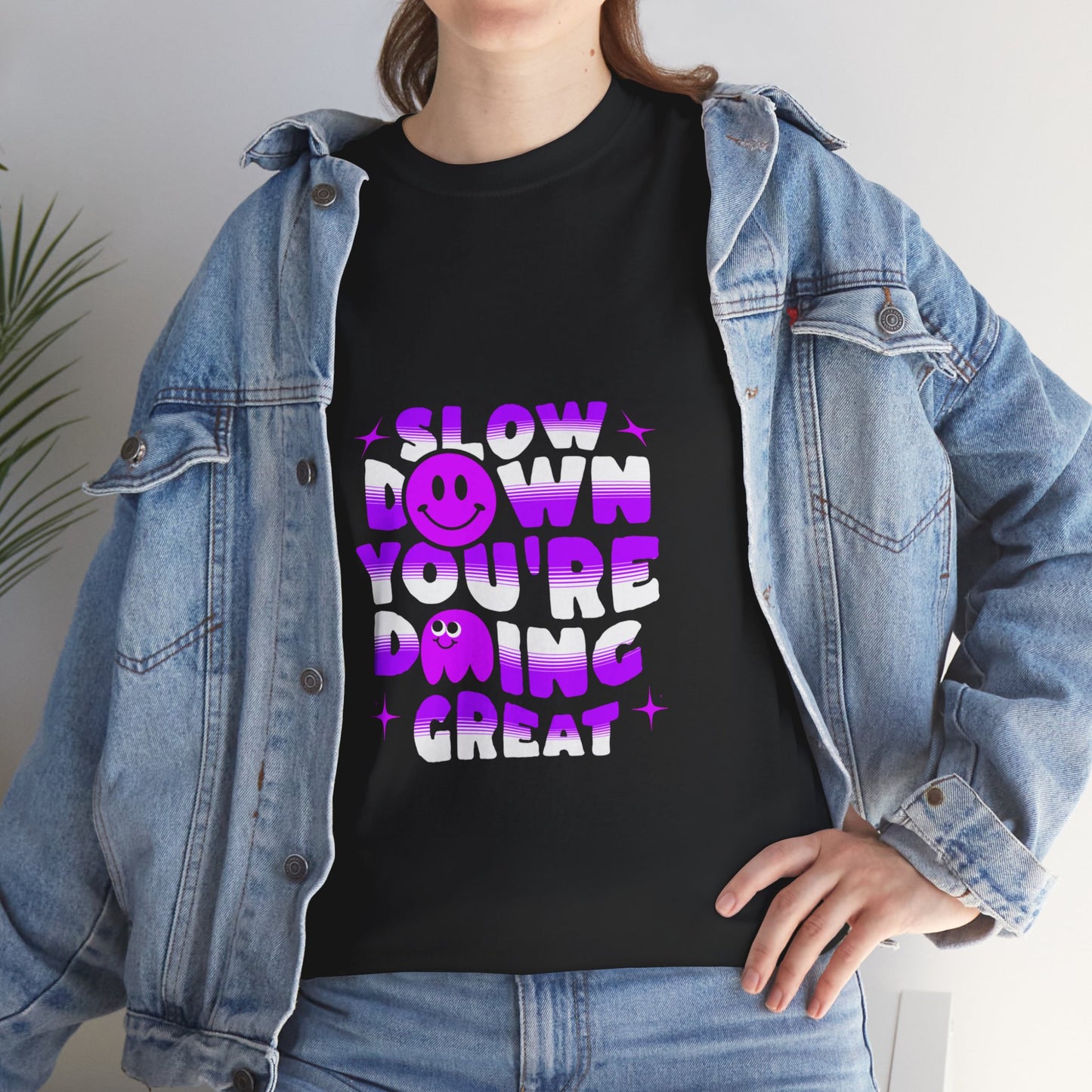 T-shirt con scritta "Slow down you doing great"