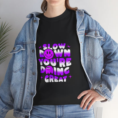 T-shirt con scritta "Slow down you doing great"