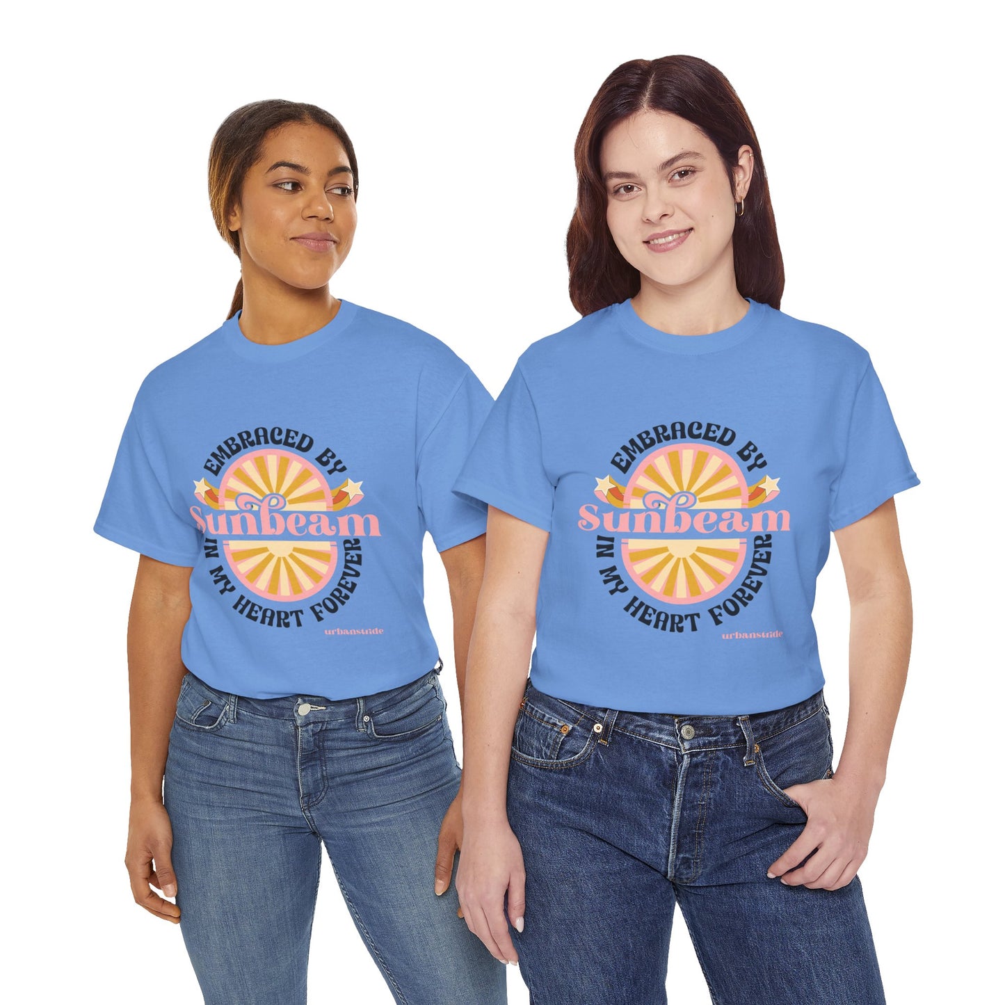 T-shirt con scritta "Embraced by sunbeam in my heart forever"