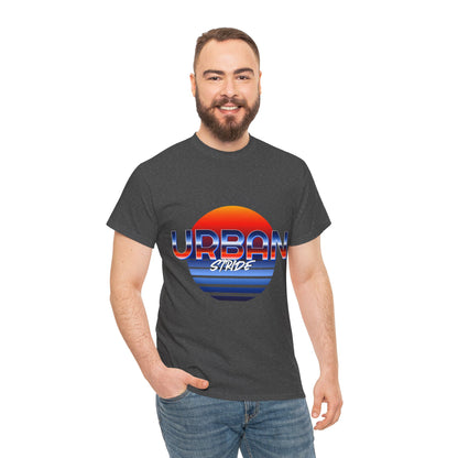 T-shirt con scritta "urbanstride" soleggiata