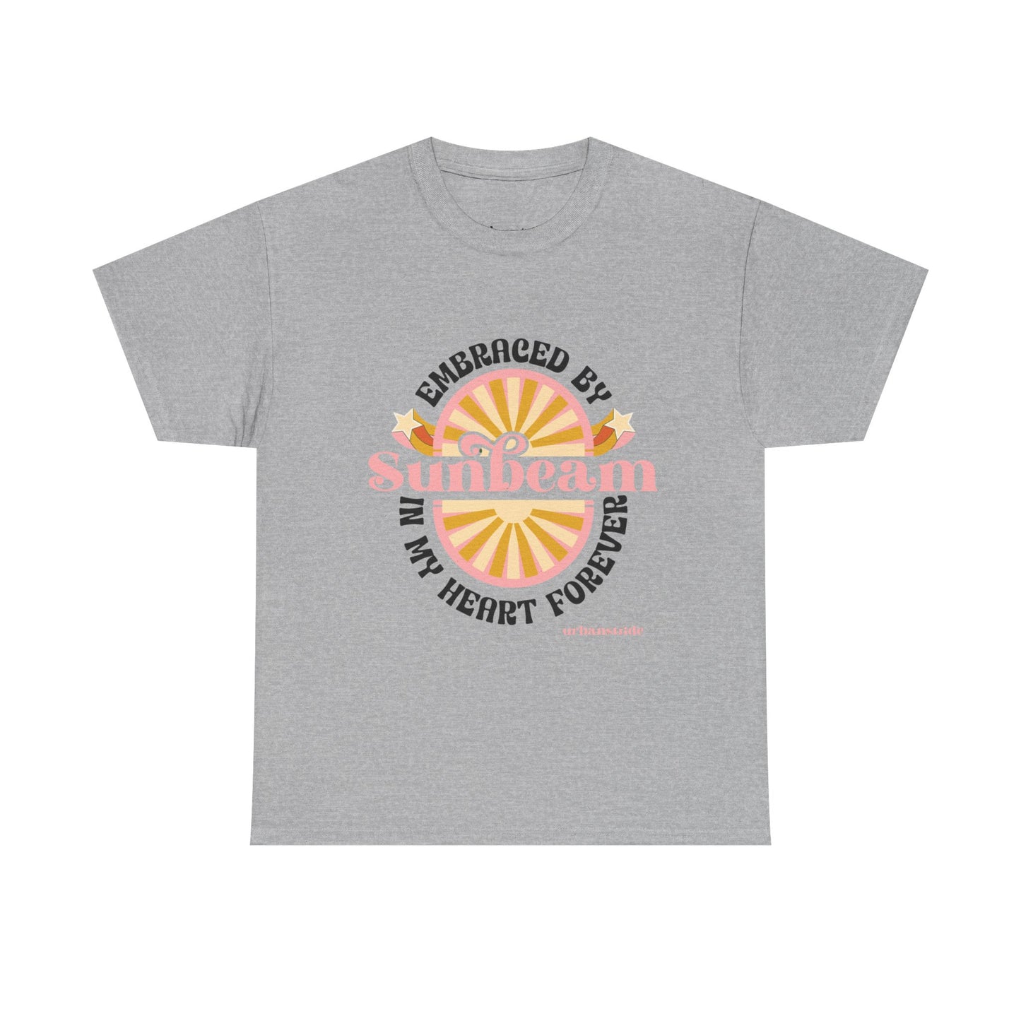 T-shirt con scritta "Embraced by sunbeam in my heart forever"