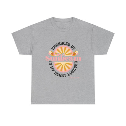 T-shirt con scritta "Embraced by sunbeam in my heart forever"
