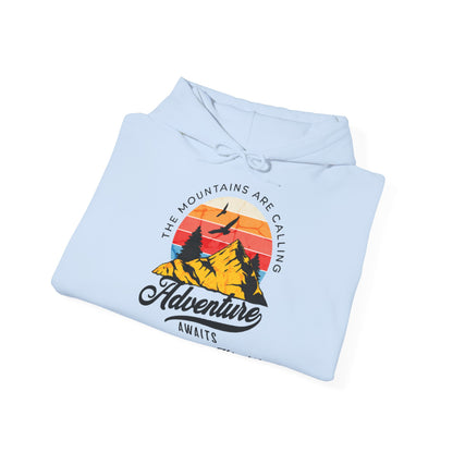 Felpa con scritta "The mountains are calling adventure"