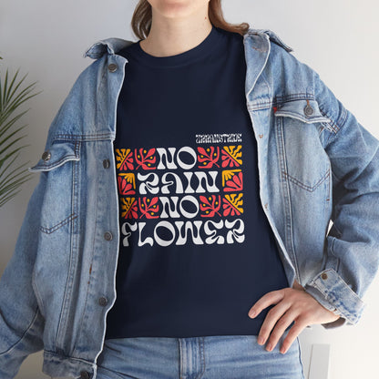T-shirt con scritta "No rain no flowers"