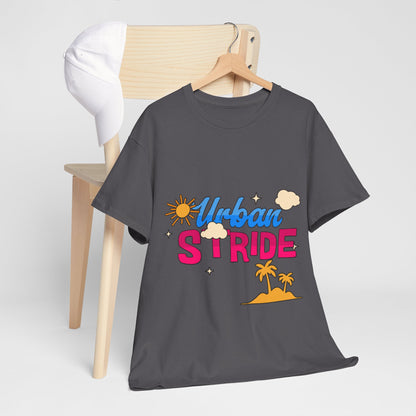 T-shirt con scritta "Urbanstride"al mare