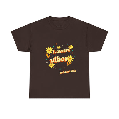 T-shirt con scritta "Flowers vibes"
