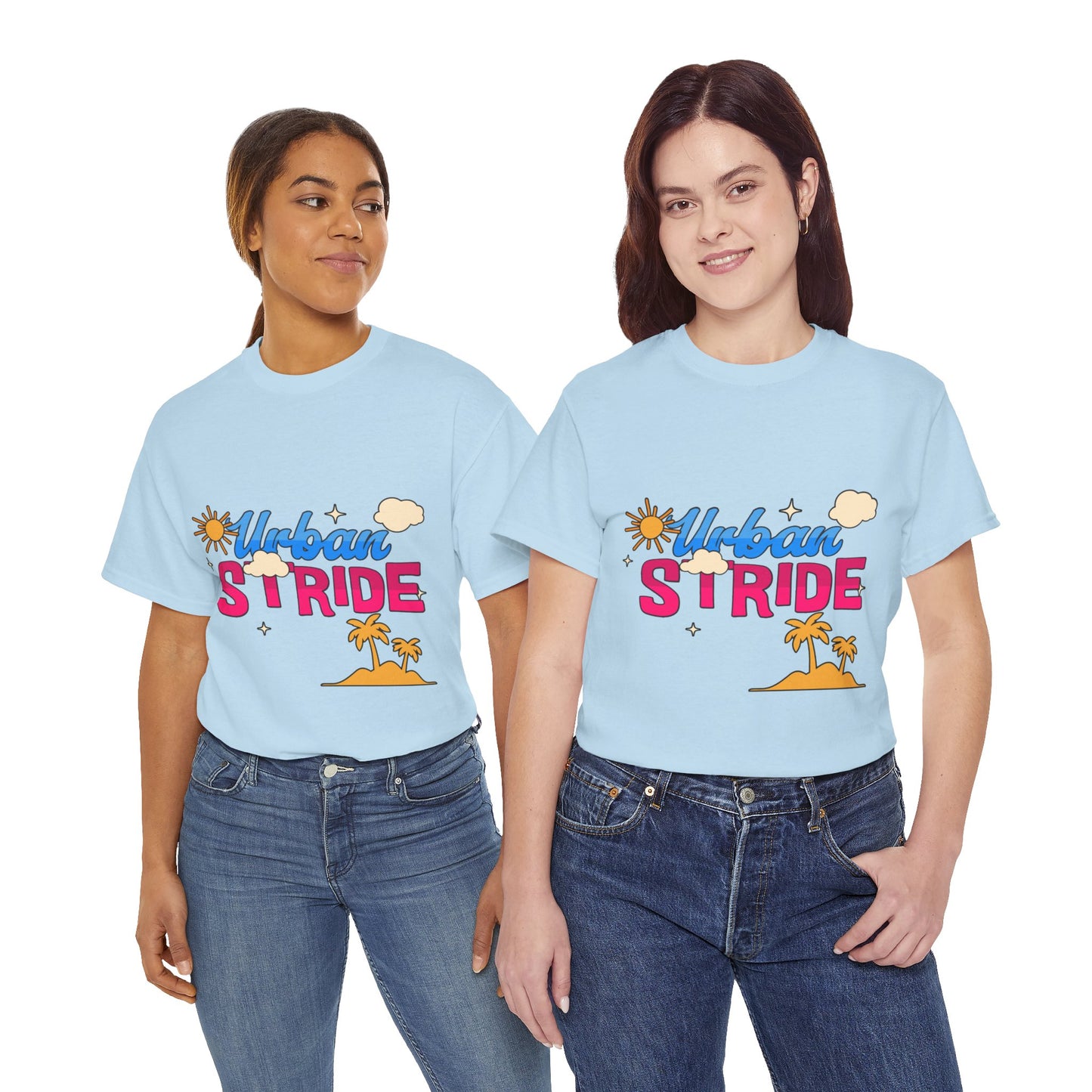 T-shirt con scritta "Urbanstride"al mare