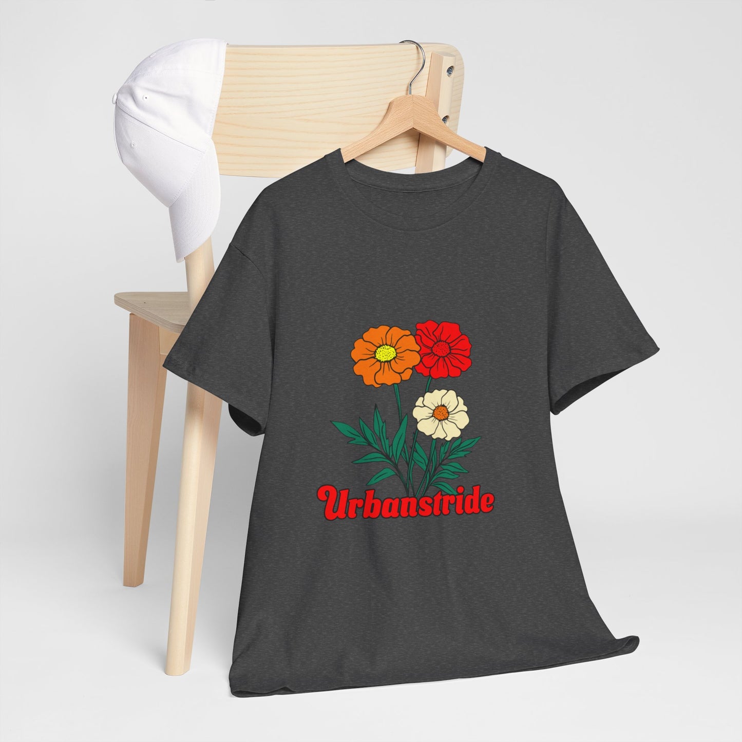 T-shirt con rappresentazione di fiori e scritta "Urbanstride"