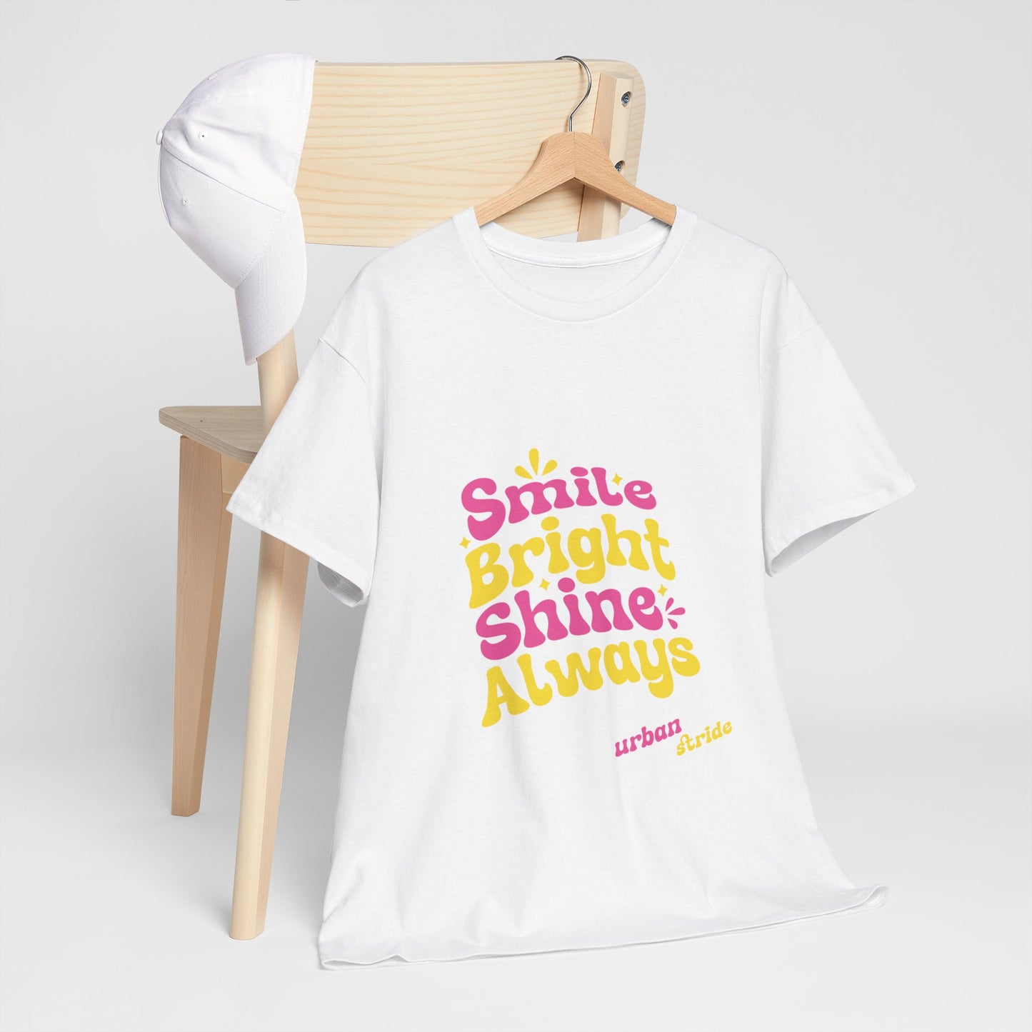 T-shirt con scritta "Smile bright shine always"