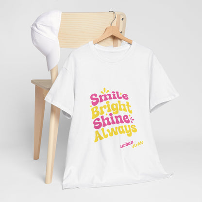 T-shirt con scritta "Smile bright shine always"