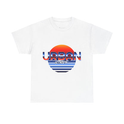 T-shirt con scritta "urbanstride" soleggiata