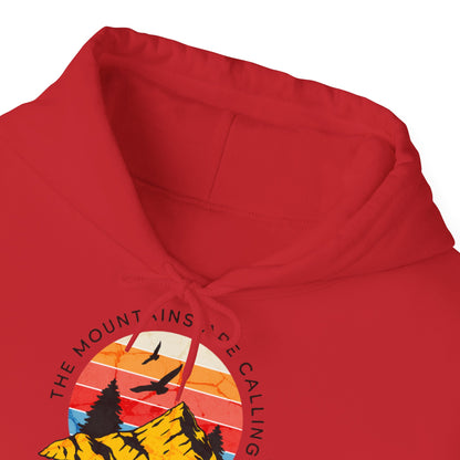 Felpa con scritta "The mountains are calling adventure"
