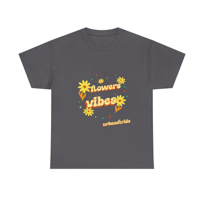 T-shirt con scritta "Flowers vibes"