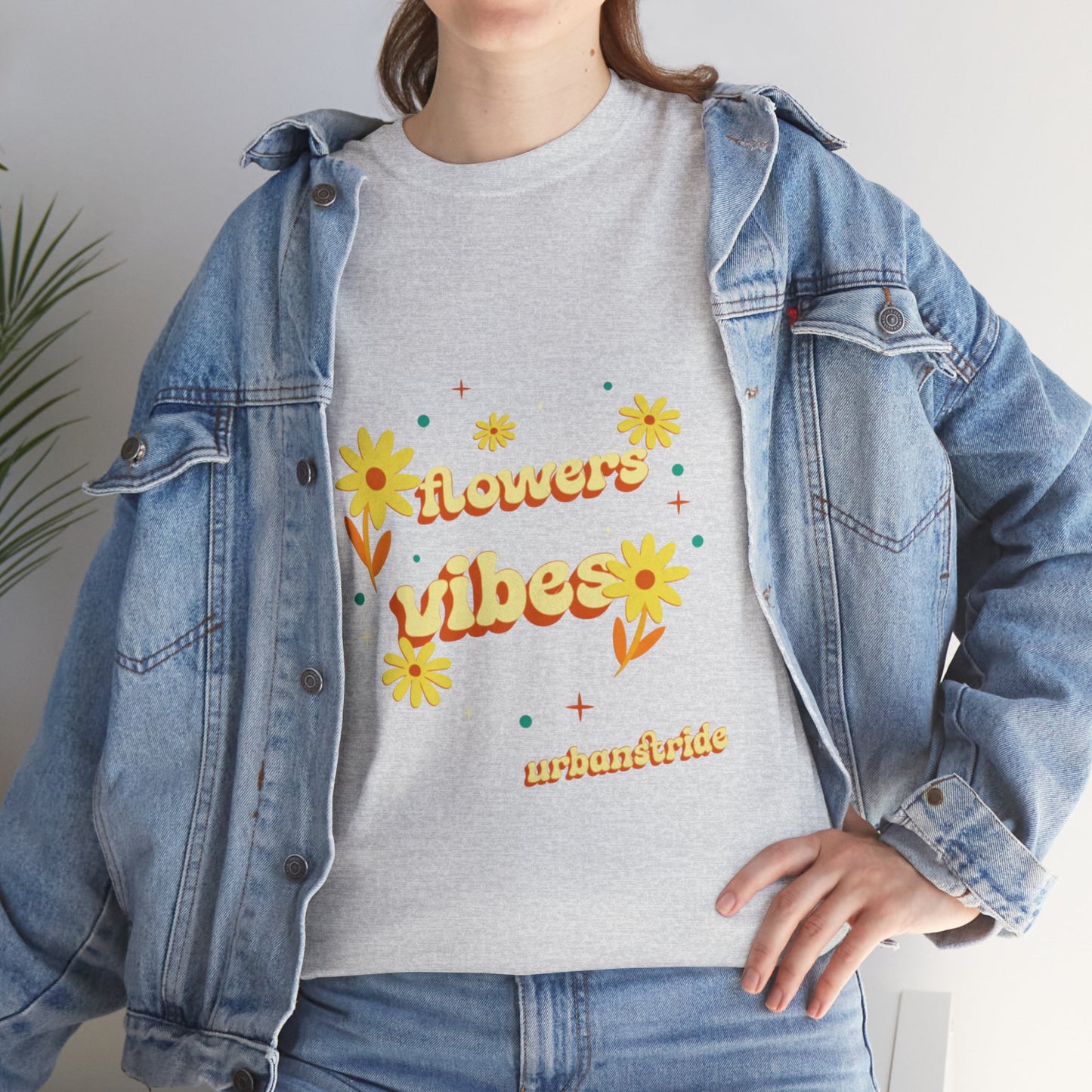 T-shirt con scritta "Flowers vibes"