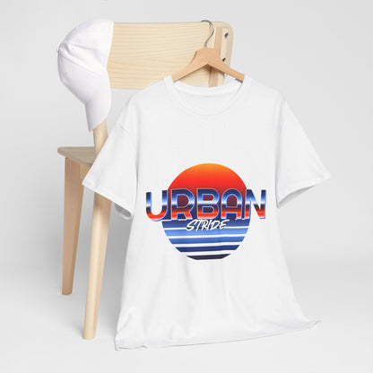 T-shirt con scritta "urbanstride" soleggiata