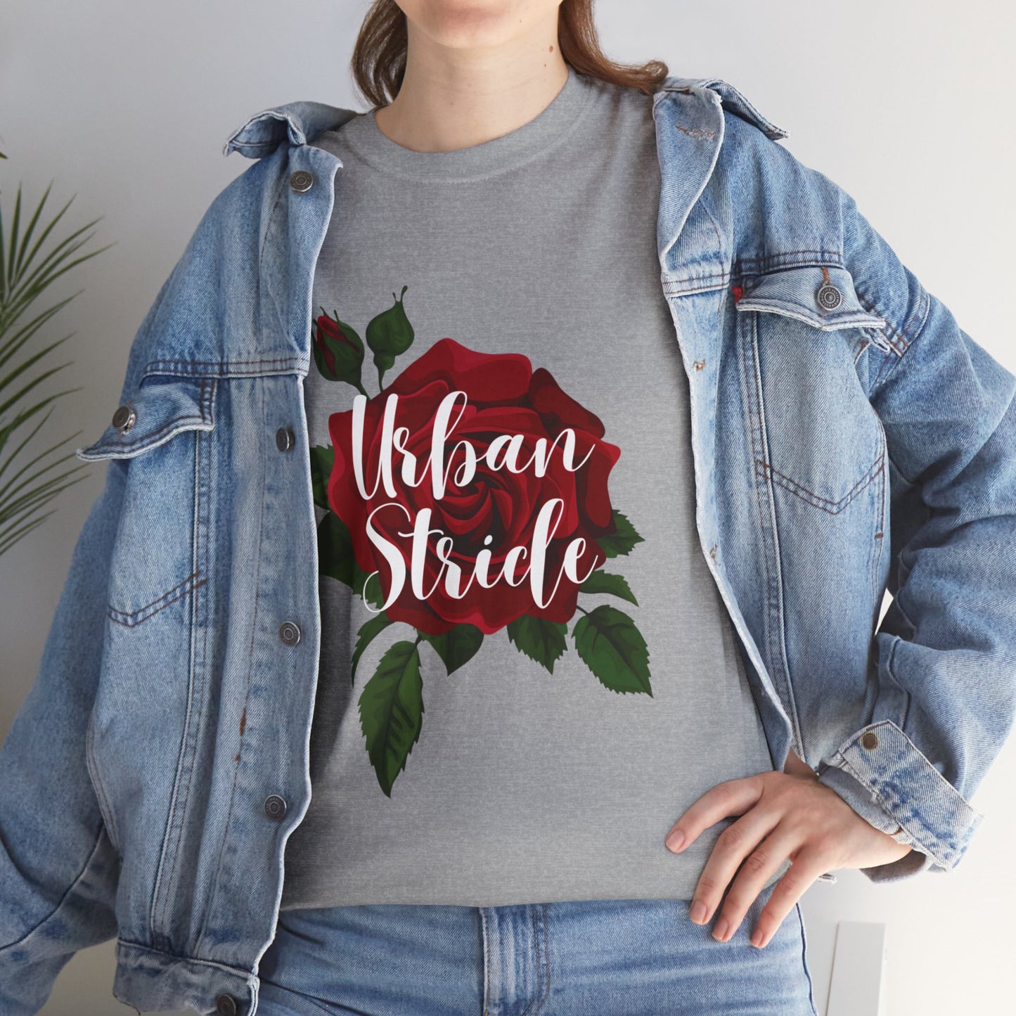 T-shirt con scritta "UrbanStride Vintage Flower