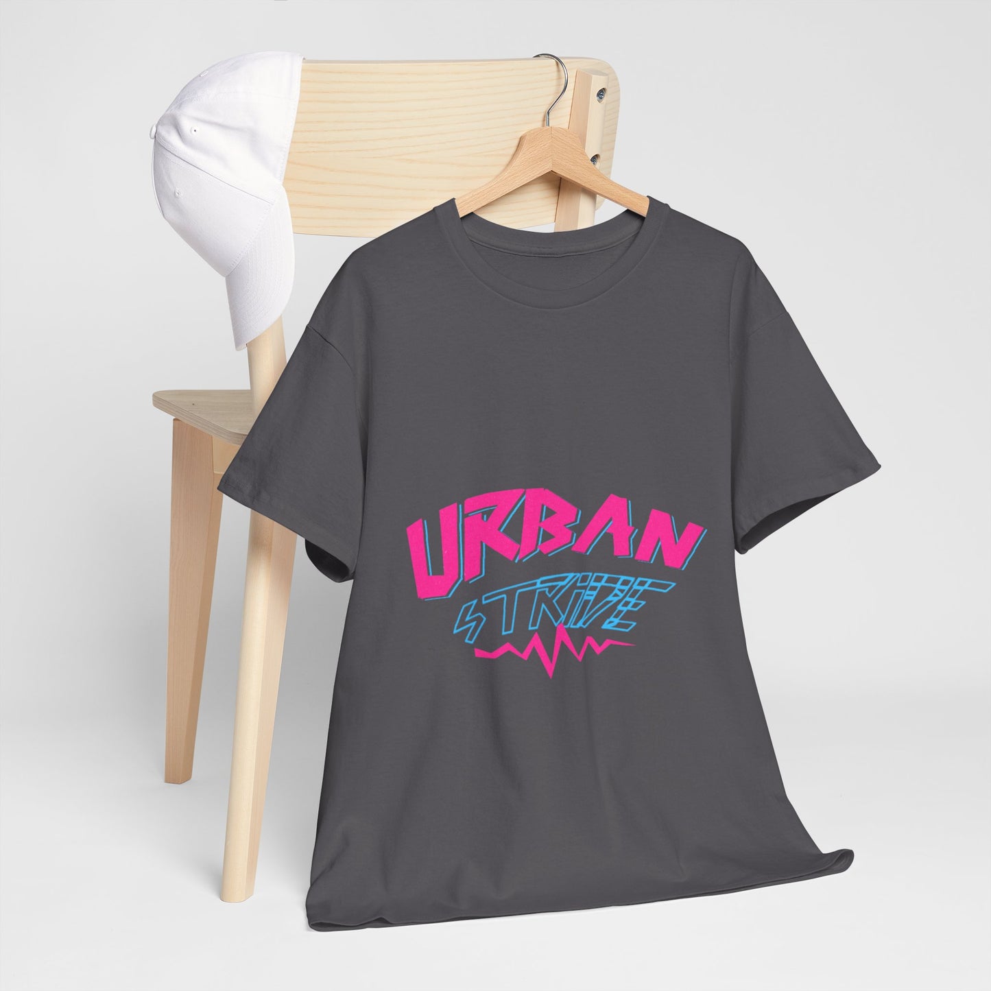 T-shirt con scritta "UrbanStride Neon Pulse"