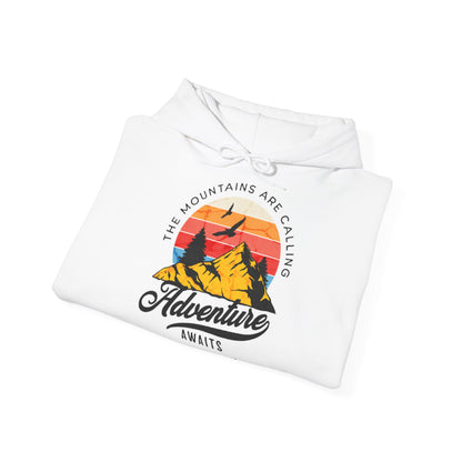 Felpa con scritta "The mountains are calling adventure"
