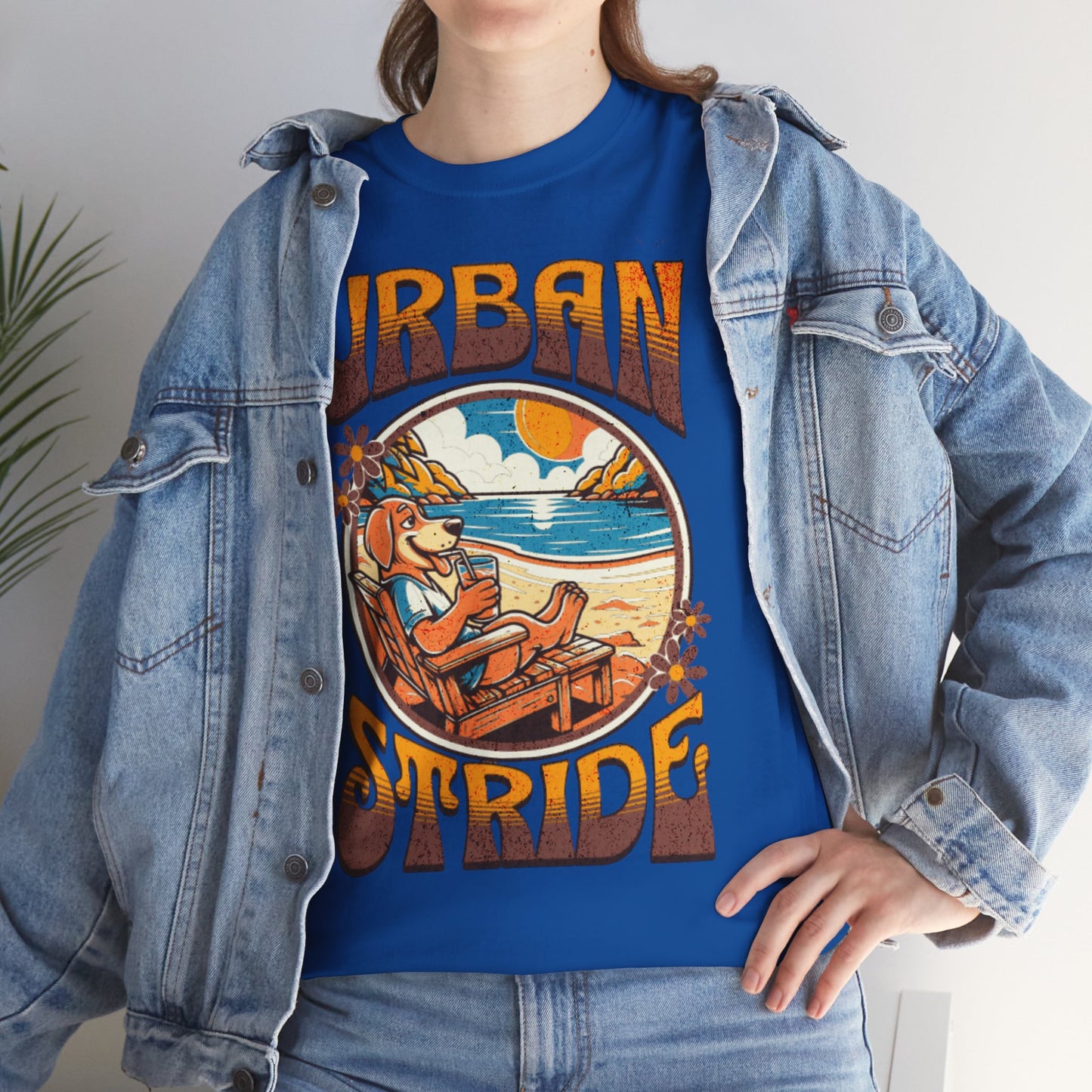 T-shirt con scritta "Urbanstride" e cane
