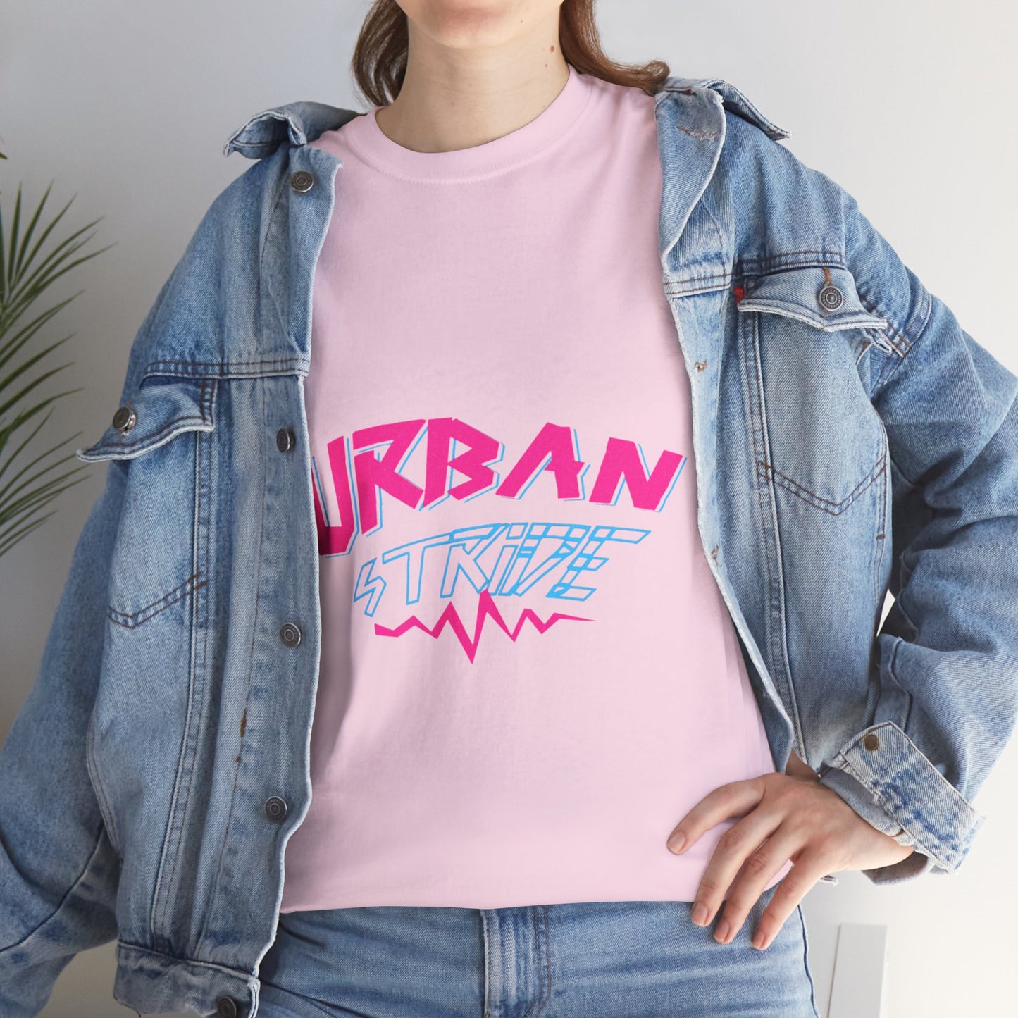 T-shirt con scritta "UrbanStride Neon Pulse"