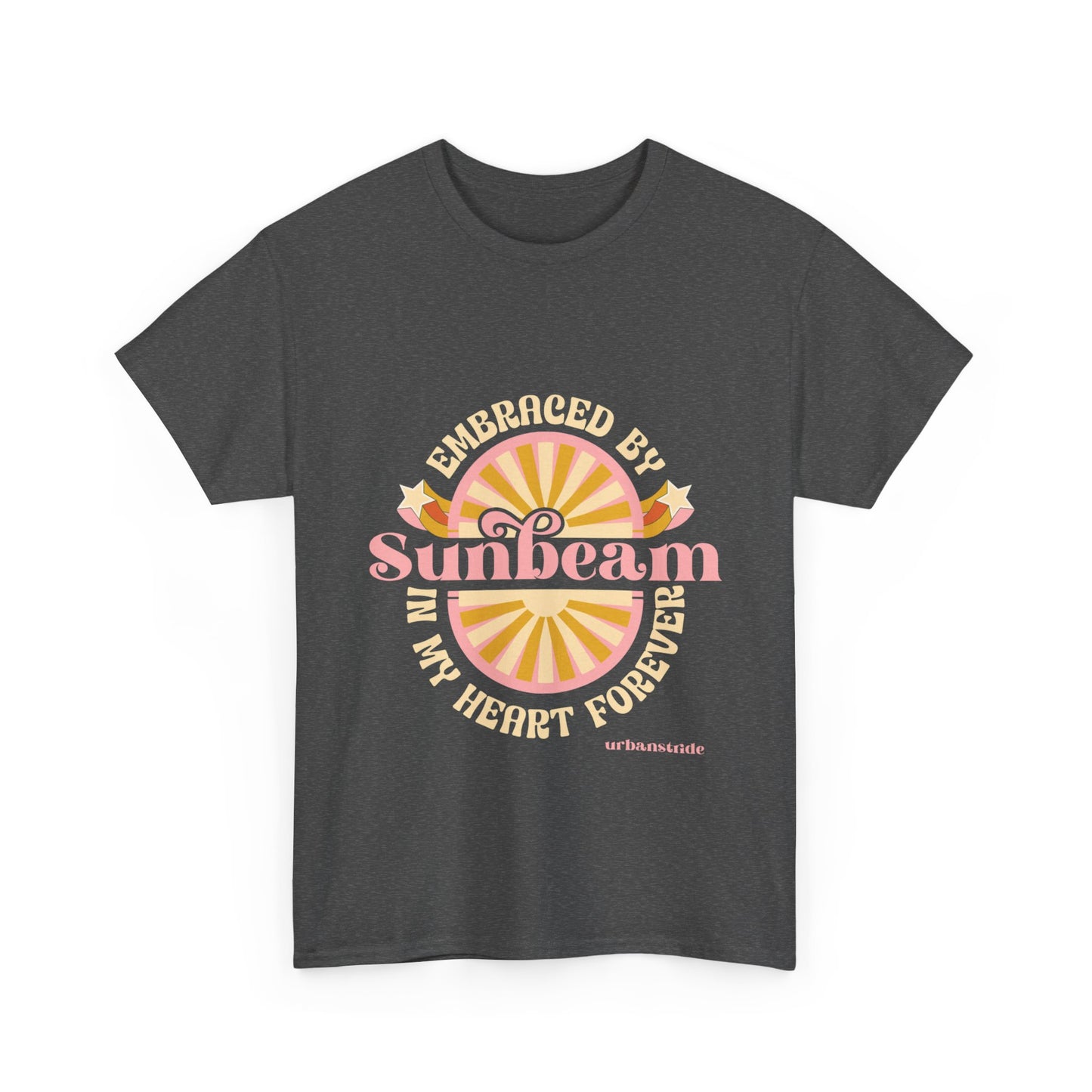 T-shirt con scritta "Embraced by sunbeam in my heart forever"