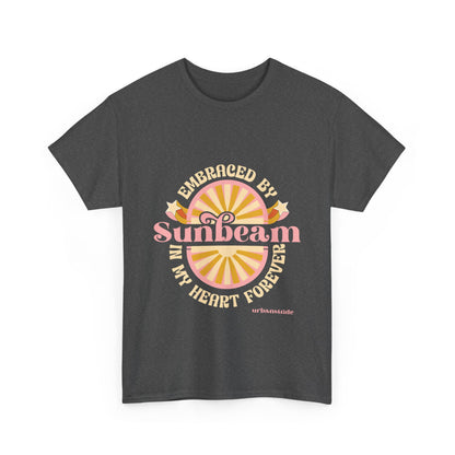 T-shirt con scritta "Embraced by sunbeam in my heart forever"