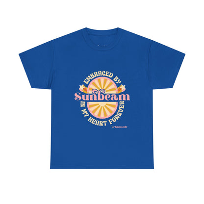 T-shirt con scritta "Embraced by sunbeam in my heart forever"