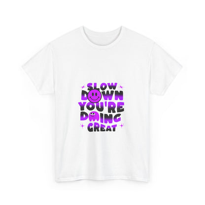 T-shirt con scritta "Slow down you doing great"