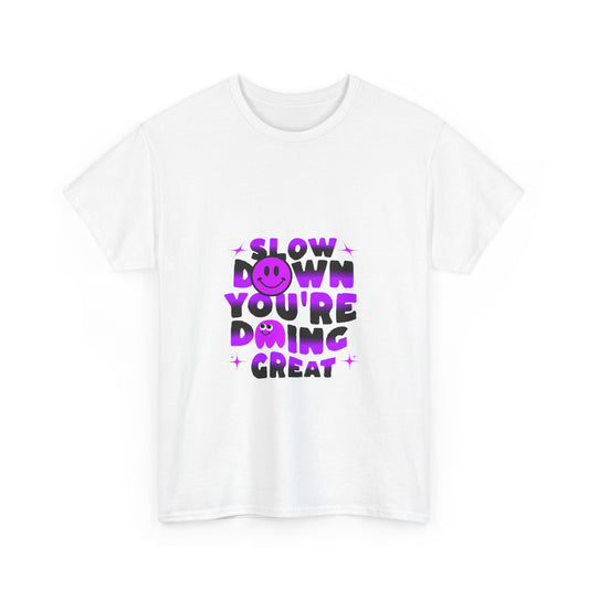 T-shirt con scritta "Slow down you doing great"
