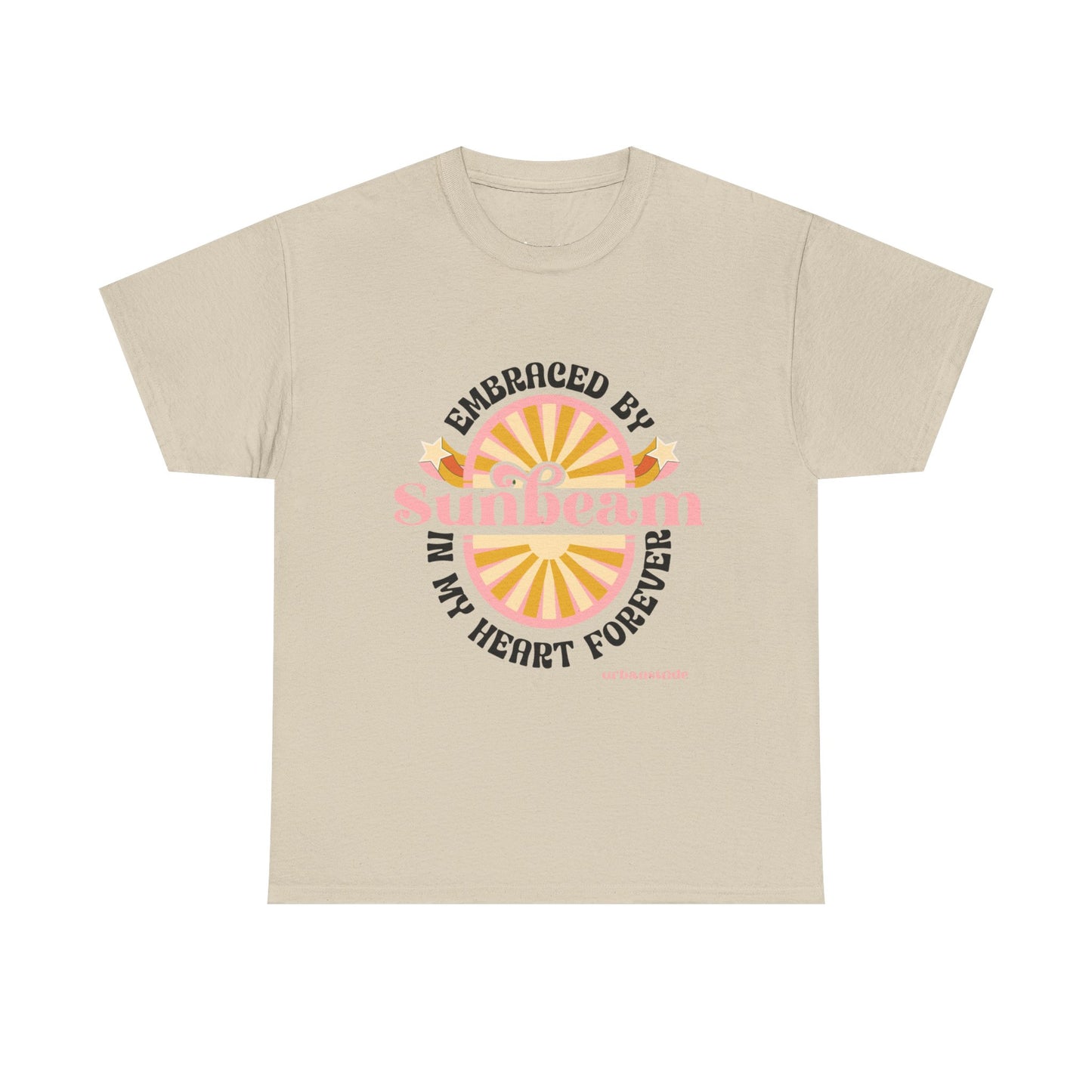 T-shirt con scritta "Embraced by sunbeam in my heart forever"