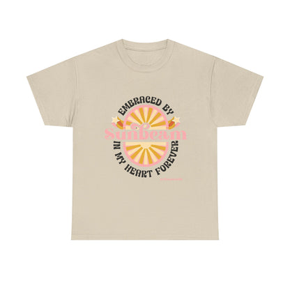 T-shirt con scritta "Embraced by sunbeam in my heart forever"