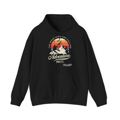 Felpa con scritta "The mountains are calling adventure"