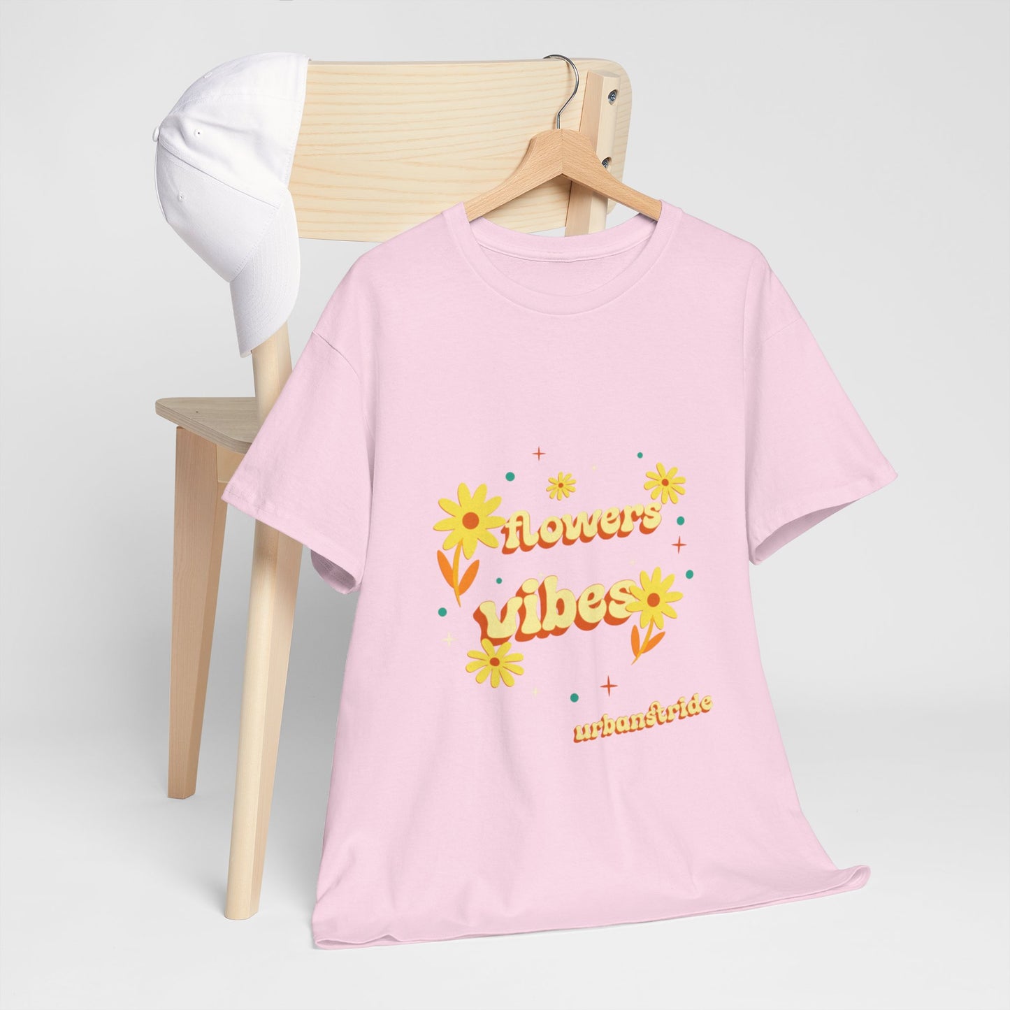 T-shirt con scritta "Flowers vibes"