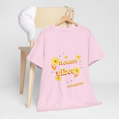 T-shirt con scritta "Flowers vibes"