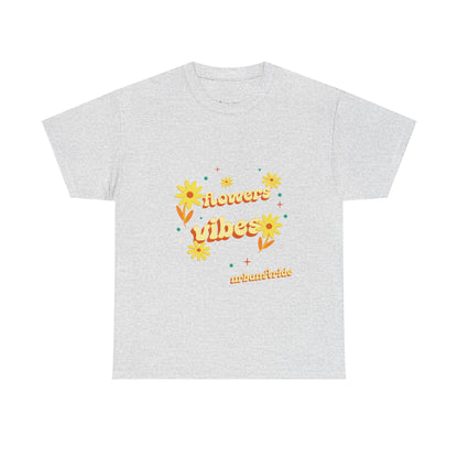 T-shirt con scritta "Flowers vibes"