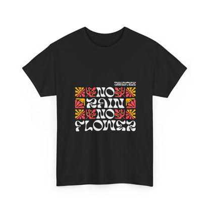 T-shirt con scritta "No rain no flowers"