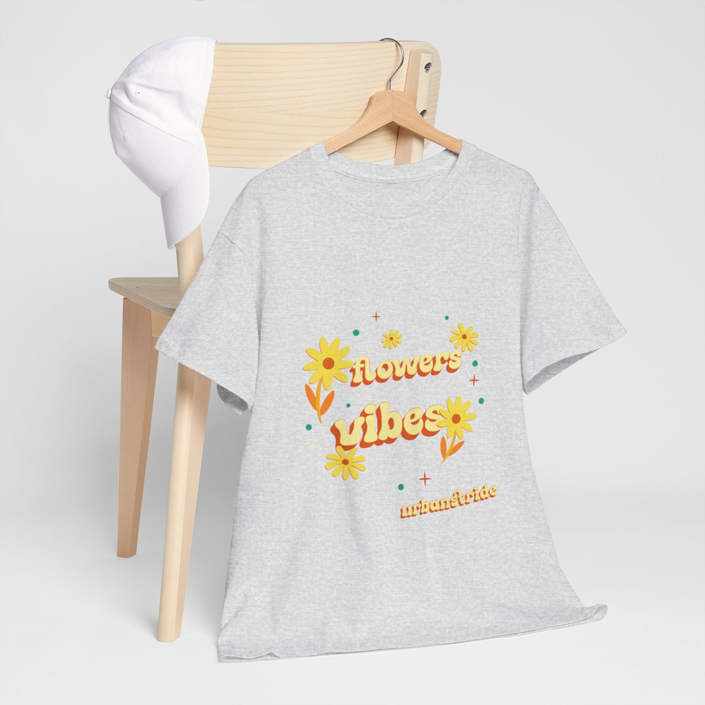 T-shirt con scritta "Flowers vibes"