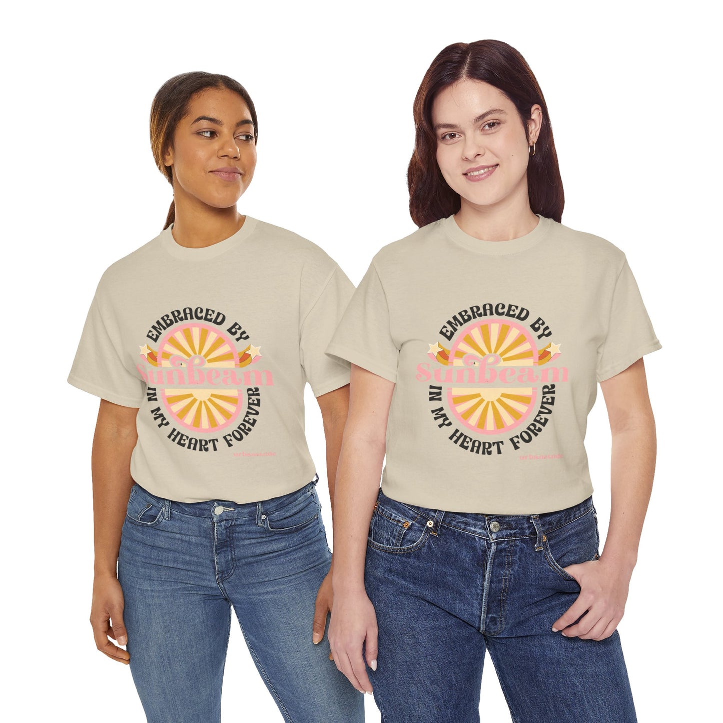 T-shirt con scritta "Embraced by sunbeam in my heart forever"