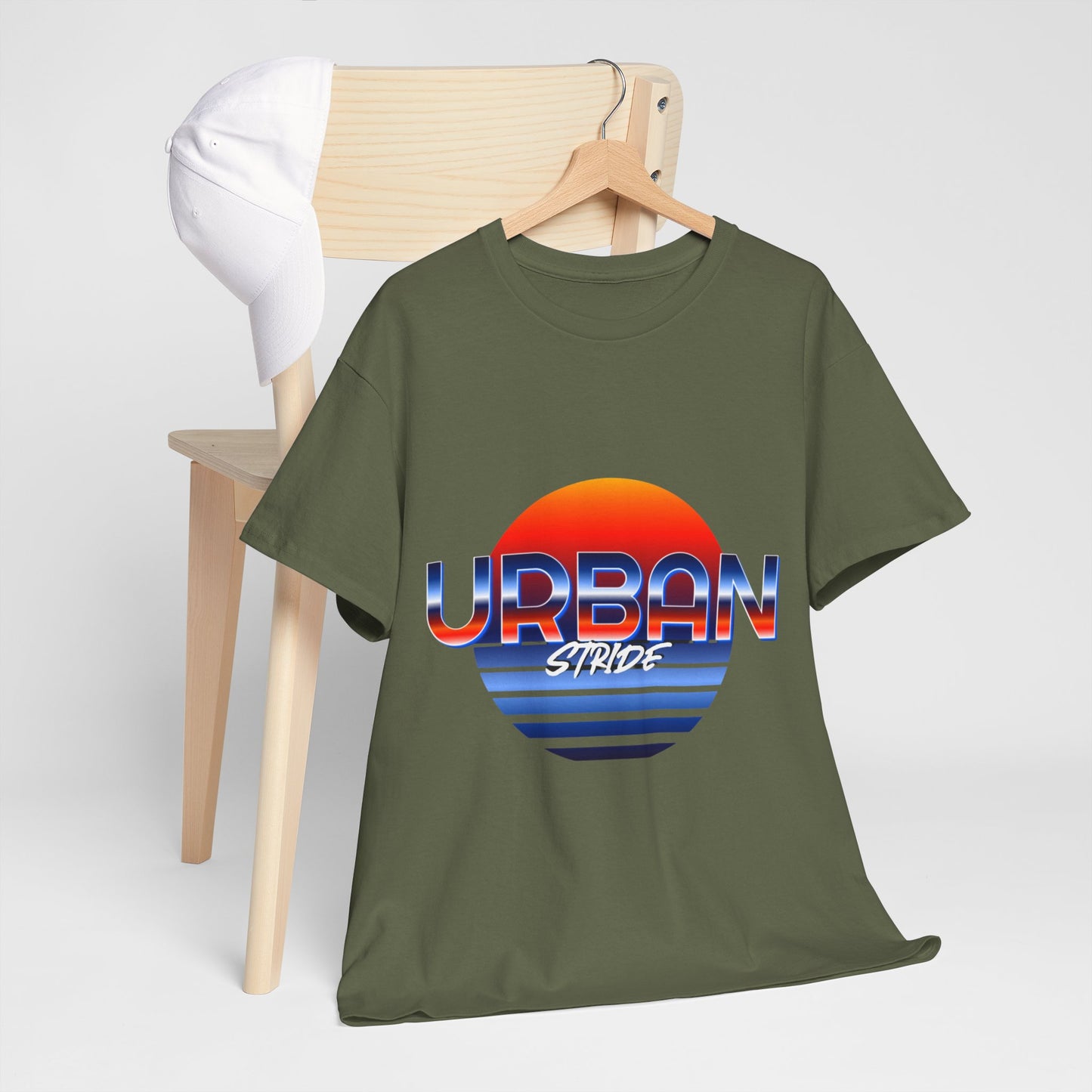 T-shirt con scritta "urbanstride" soleggiata
