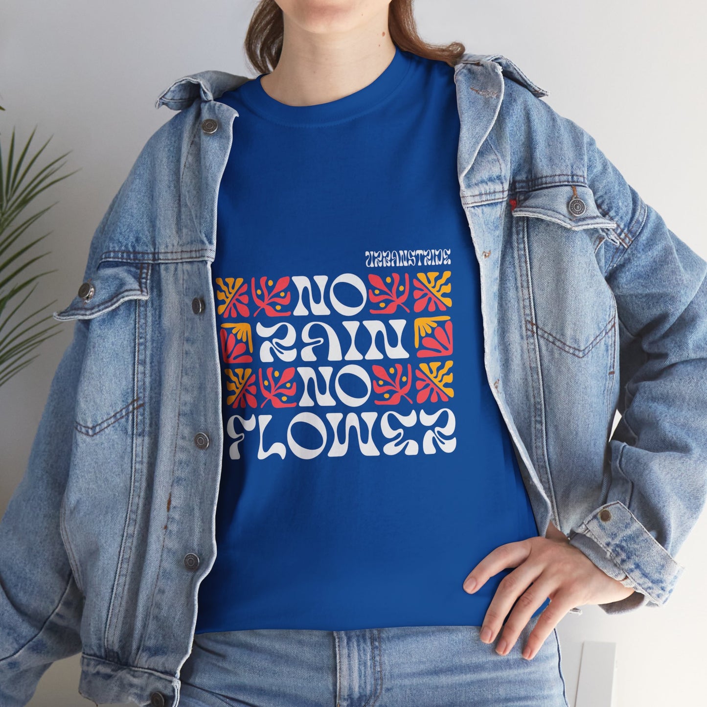 T-shirt con scritta "No rain no flowers"
