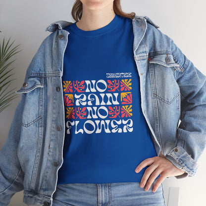 T-shirt con scritta "No rain no flowers"