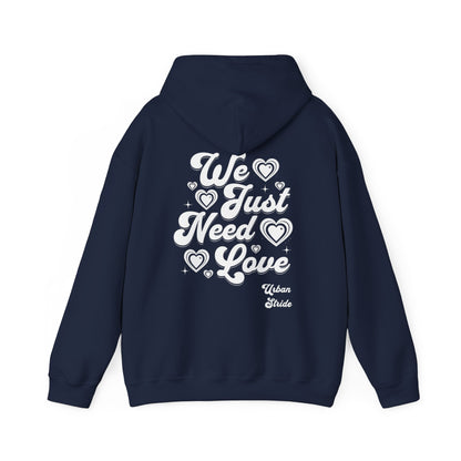 Felpa con scritta "We just need love"