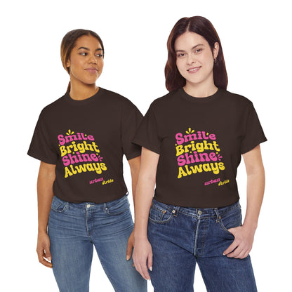 T-shirt con scritta "Smile bright shine always"