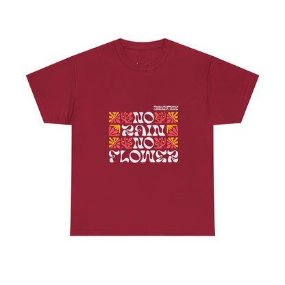 T-shirt con scritta "No rain no flowers"